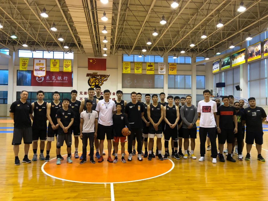 独臂少年在广东宏远俱乐部打球,独臂少年来到广东宏远训练基地