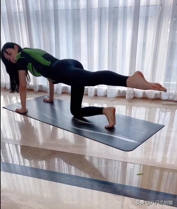 张蓝心穿黑色皮裤,张蓝心穿健身裤