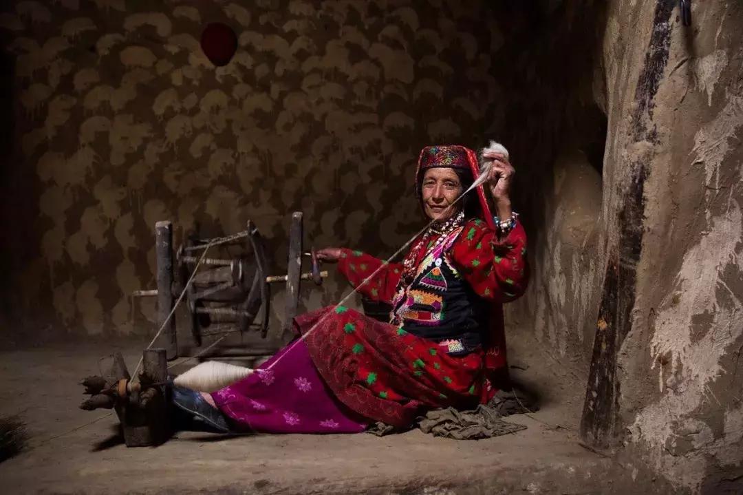 她拍了2000位美女，打*网破**红脸审美：这样的美人，流水线生产不出