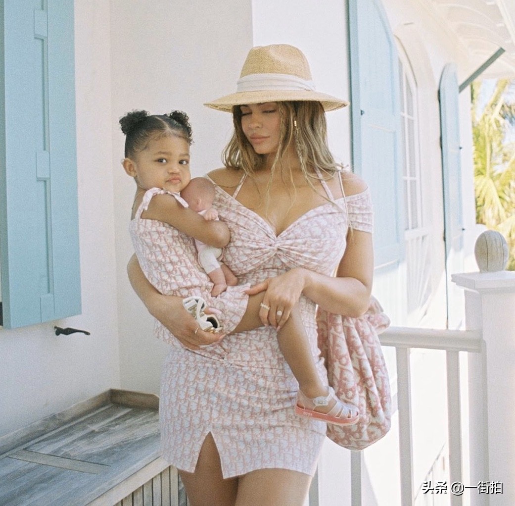 凯莉詹娜带女儿外出度假,丰乳肥臀太性感,网友:凯莉是不是胖了