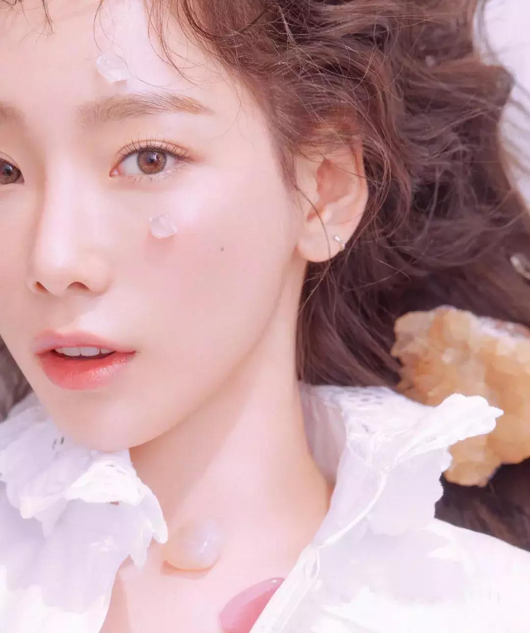 泰妍奚梦瑶,奚梦瑶穿miumiu黑钻吊带裙