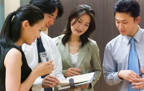 职场遭到同事排挤怎么办,职场老员工排挤新同事