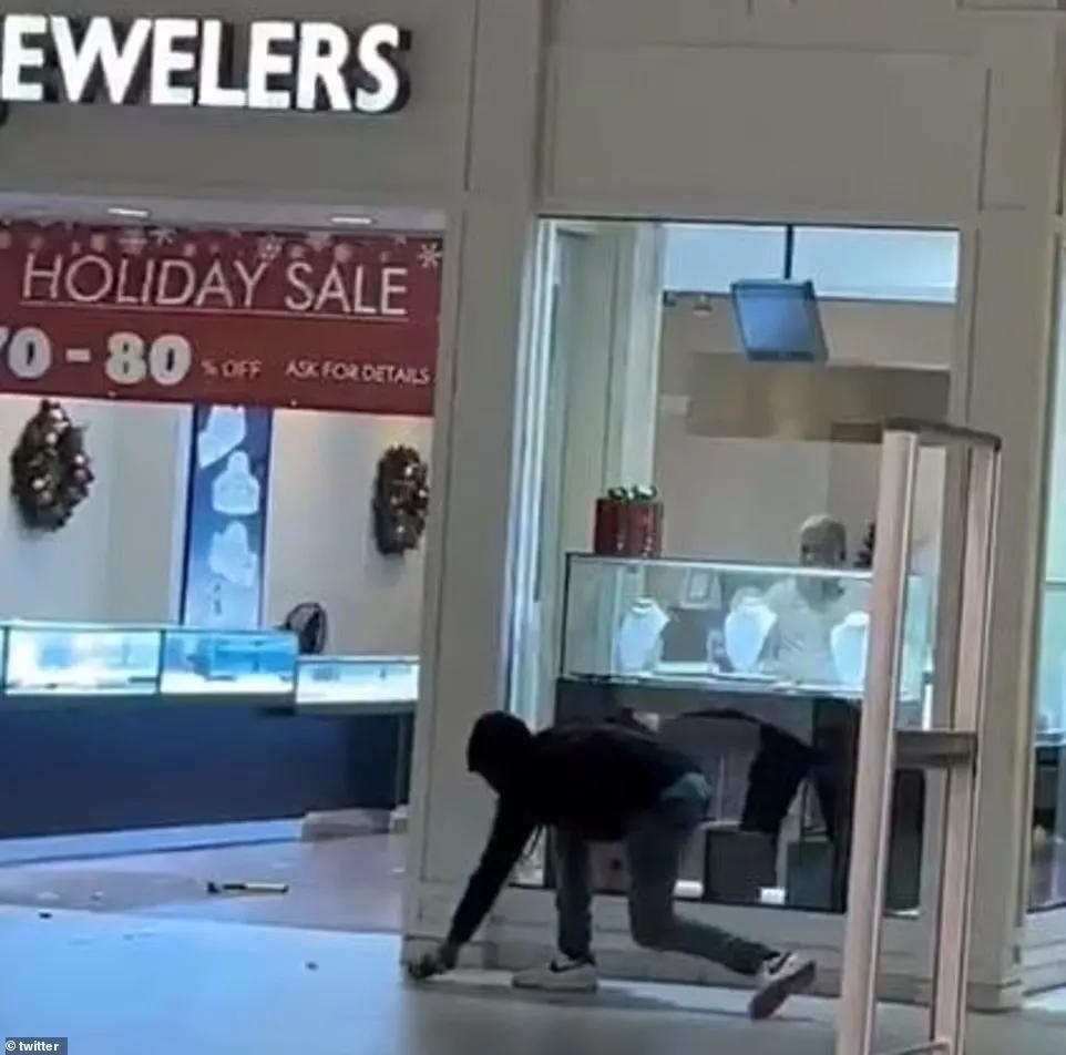 最近去美国小心!过境被罚$5700,80人武装抢商场,铁锤帮暴砸珠宝店