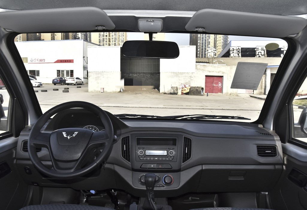 五菱荣光新卡跑车,五菱荣光新卡小巧车身更灵活