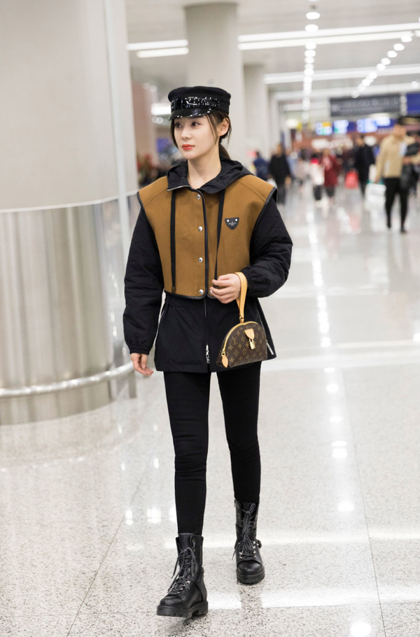 袁姗姗展现马甲线即帅气又好看,袁姗姗黑色西服造型曝光帅气十足