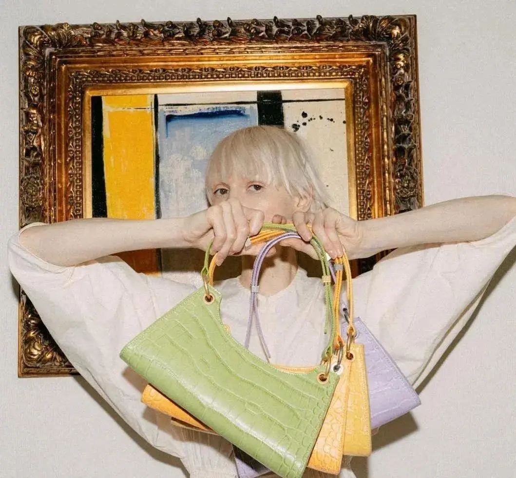 这才爆红一年就这么能“装”了?3w的包一背我都认不出来了…