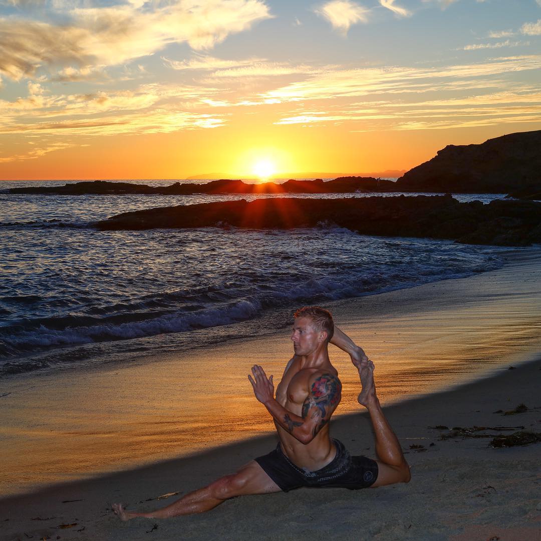 男生健身瑜伽动作,男士瑜伽拉伸肌肉