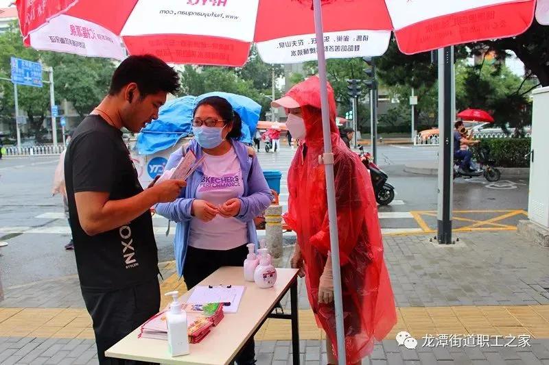 “暖‘新’在行动·中秋献爱心”区总工会联合多部门服务新就业群体（二）