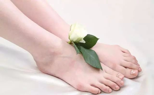 双脚干裂起硬皮怎么办,双脚干燥起皮