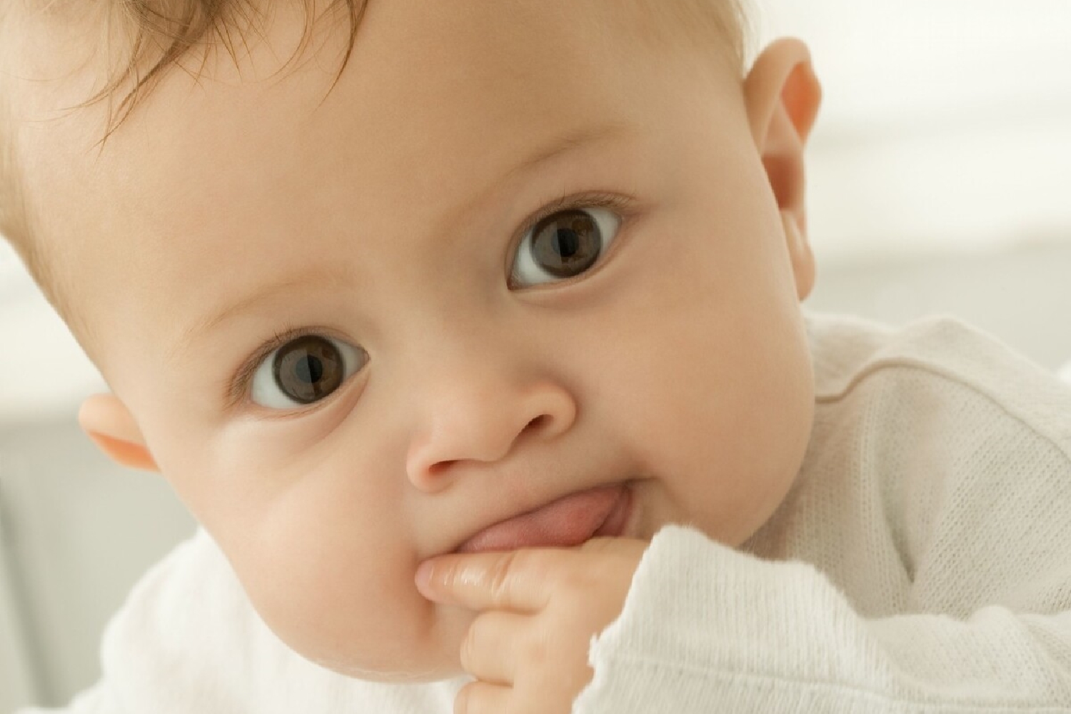 宝宝总往外伸舌头吐口水,宝宝向一侧吐舌头怎么回事