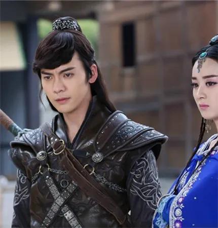 厚刘海和稀刘海哪个好看,厚刘海和八字刘海