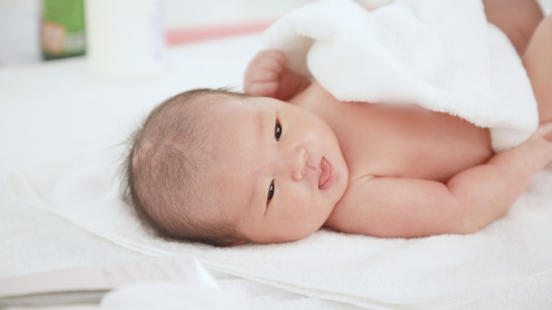 爽身粉吃到宝宝嘴里对宝宝有害吗,爽身粉会对婴儿有早熟的危害吗