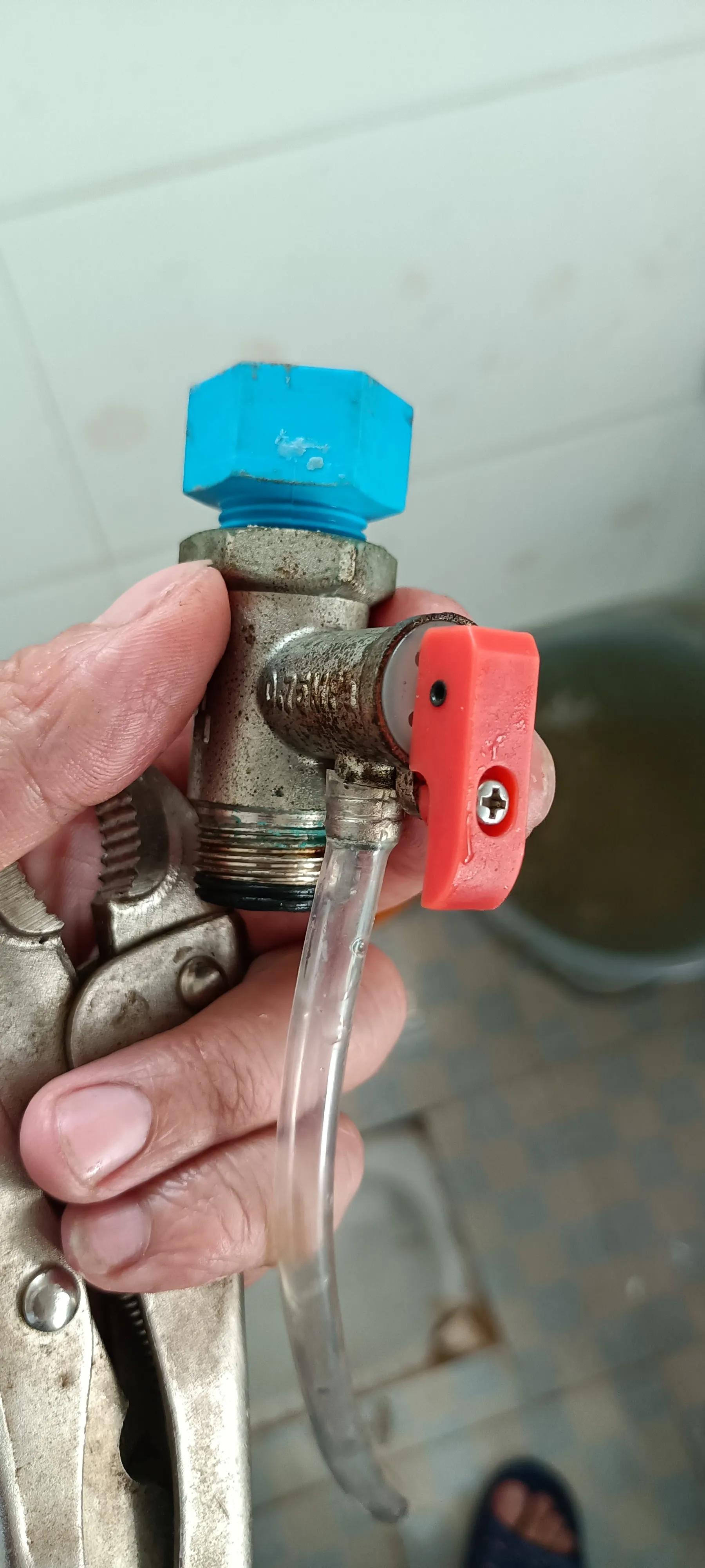 清洗储水式电热水器视频,家用电热水器可边冲洗边开着用