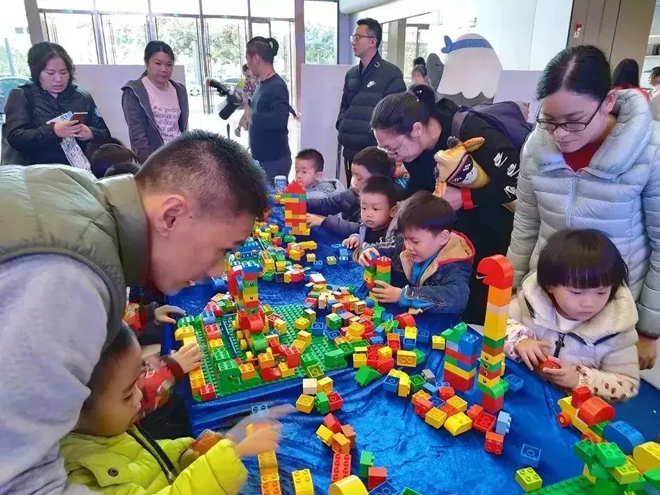 能给圣诞老人换衣服?这个圣诞嘉年华在搞什么名堂?!