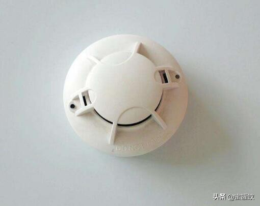 厨房的烟雾报警器响了怎么关掉,烟雾报警器一直响怎么解除英文版