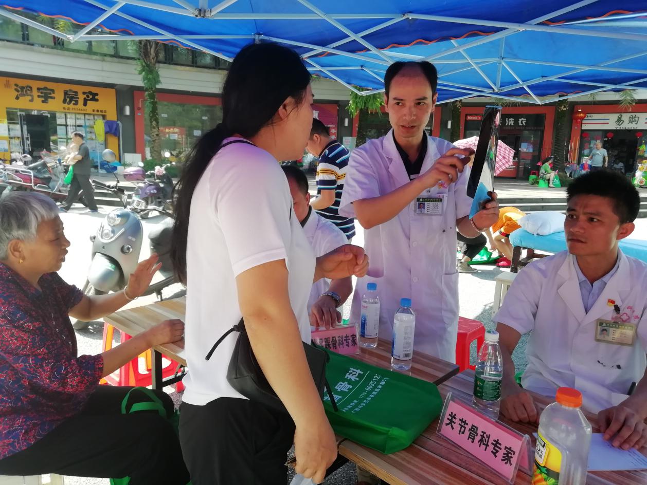 兴安界首骨伤医院一站式服务中心,送医送药送健康爱心义诊进农村