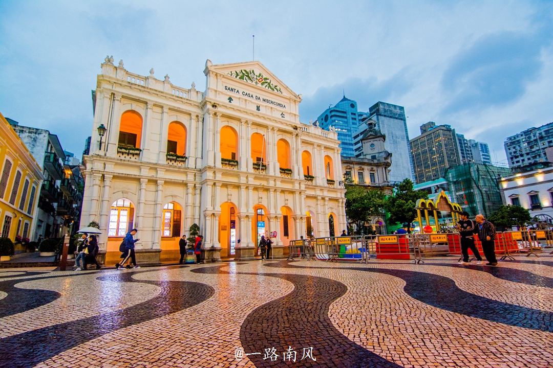 何鸿燊在澳门建了一座金色大楼，周边都是旅游景点，每年游客如云