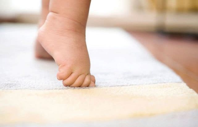 宝宝喜欢踮脚怎么办,宝宝老喜欢踮着脚尖学走路怎么办