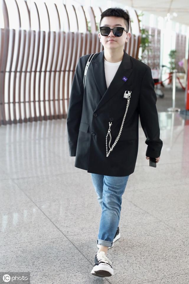 张大大红毯造型,张大大机场牛仔裤