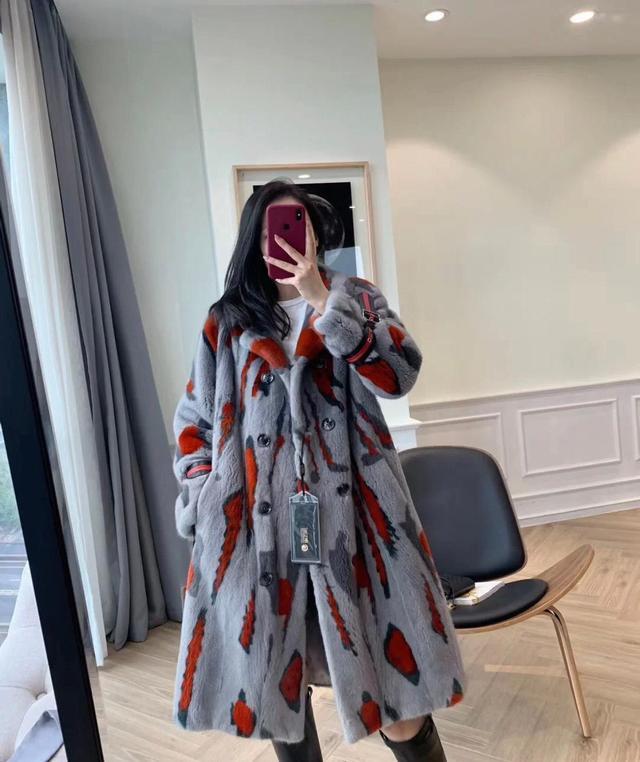 这几种人不适合穿“带毛的衣服”,穿海马毛显胖,穿貂像暴发户