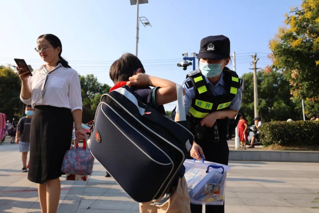 【我为群众办实事】开学“大片”，他们怎会缺席！