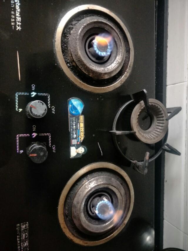 煤气灶上面放一个东西加大火力,煤气灶有个小机关只需动一动