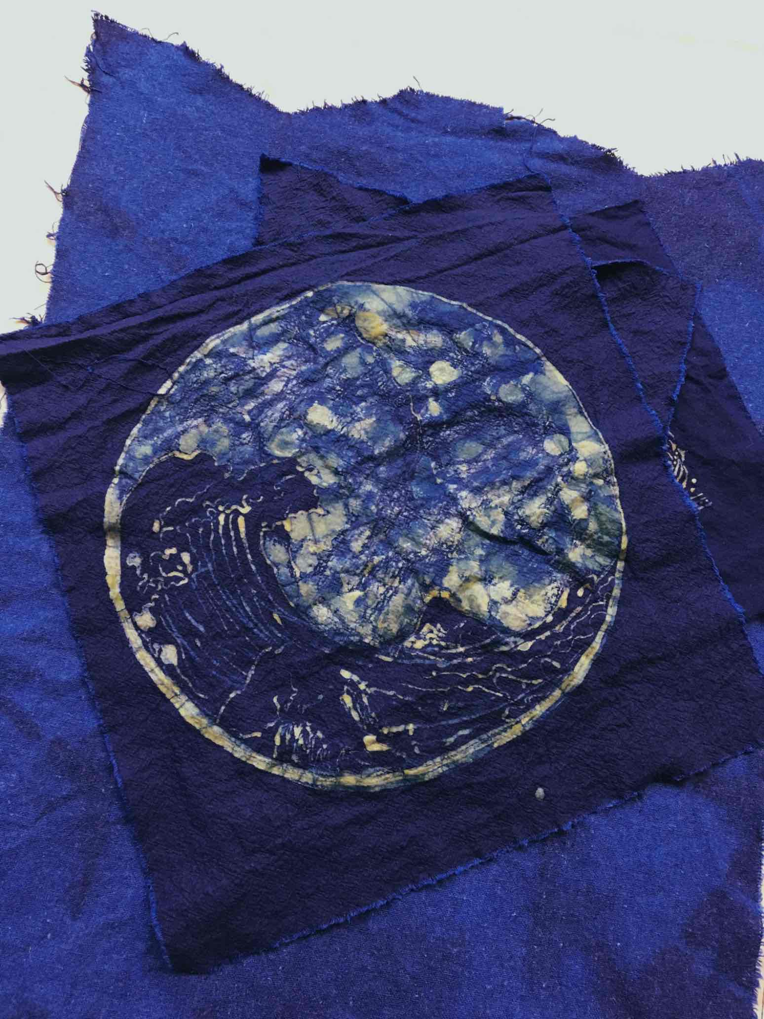 蜡染属于印染方法,蜡染传统印染工艺