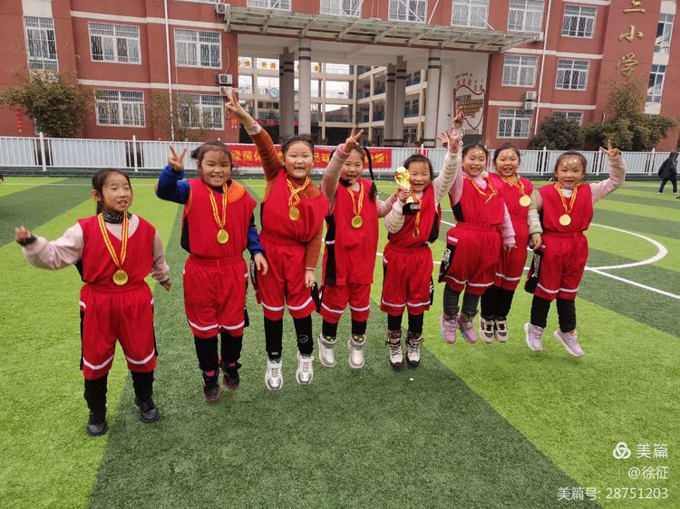 足球比赛小学足球联赛,足球少年展英姿