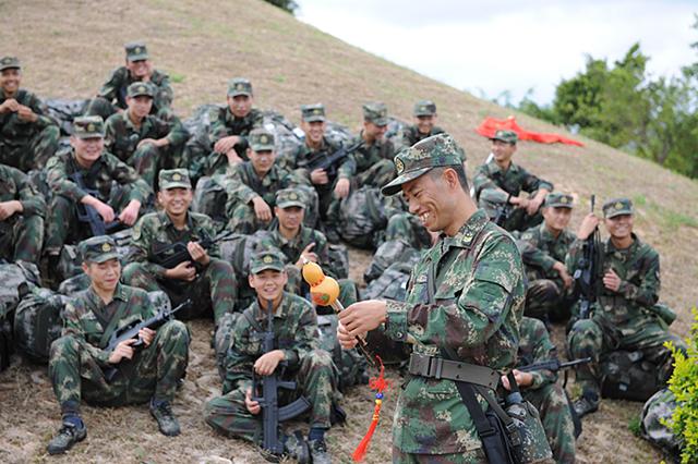 安徽兵王仅初中文化，入伍34年有召必回，退役后女儿继承父业