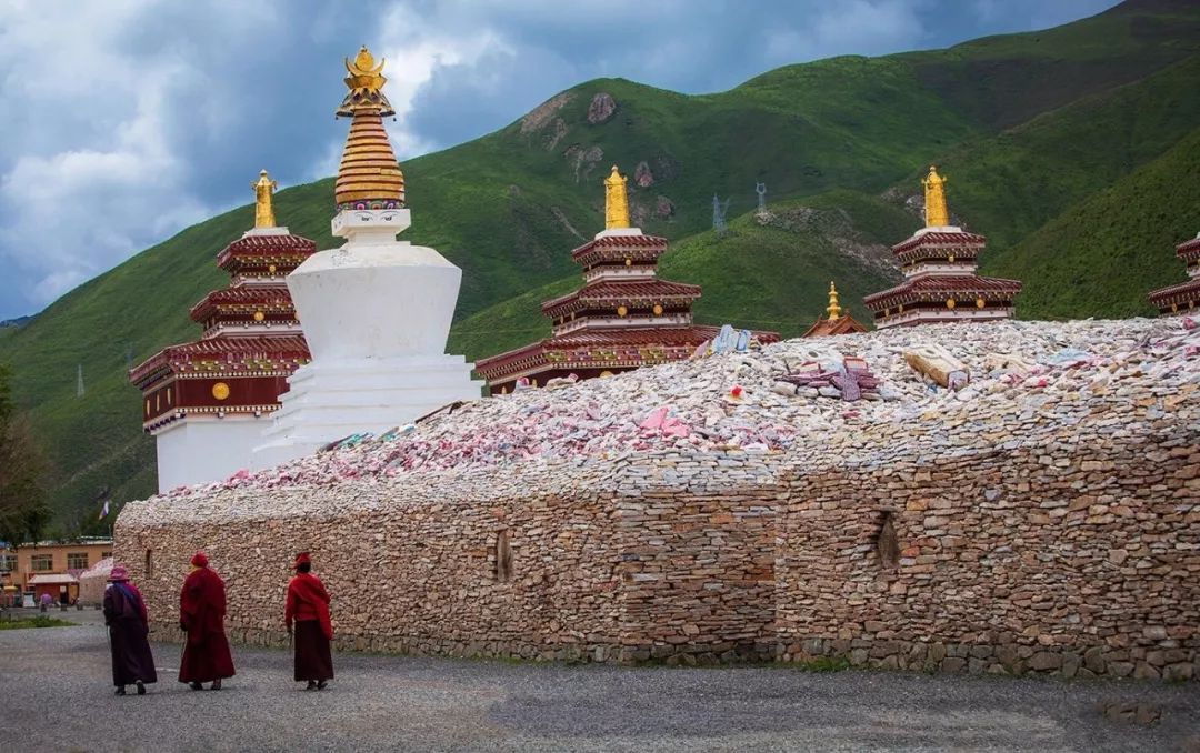 玛尼石凝固在石头上的信仰,玛尼石藏文