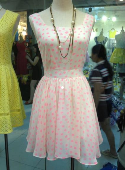 批发市场整理衣服,广州服装批发市场大火