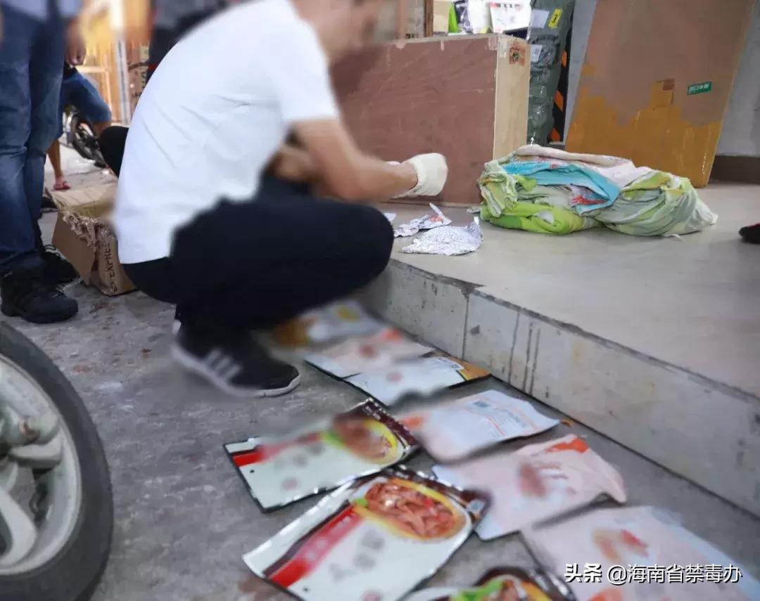 男子被警察搜出可疑包裹,小伙在冰箱发现神秘包裹