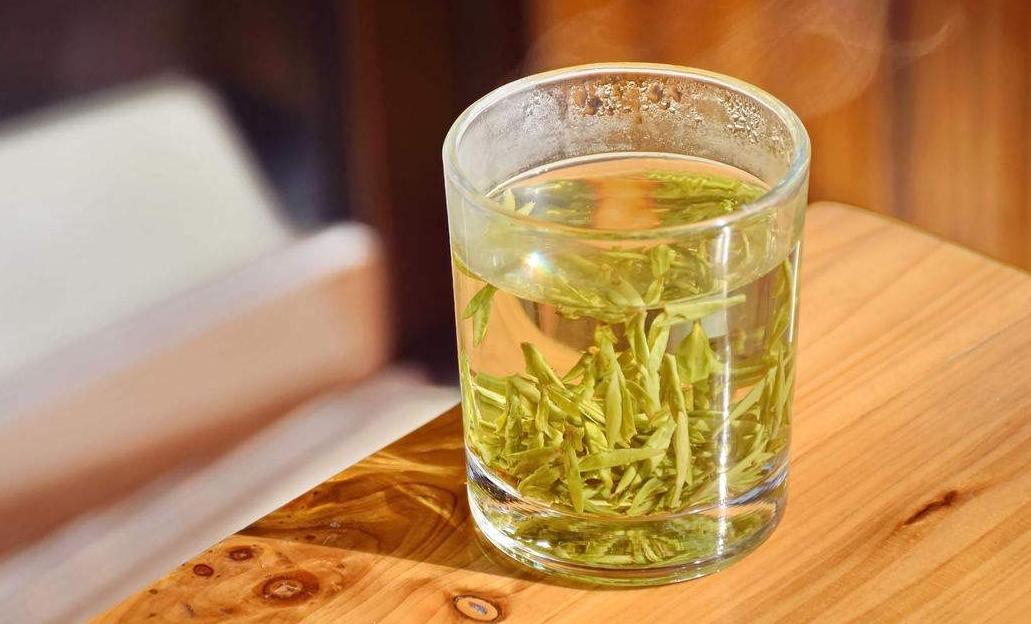 玻璃杯泡龙井为什么茶叶沉不下去,玻璃杯泡龙井有层黄色污垢有害吗
