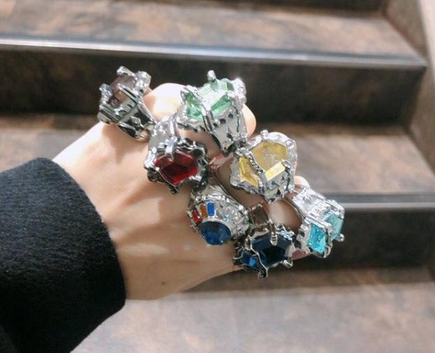 日本妹子吐槽：为了在相亲活动上找同好，戴上了满手的戒指