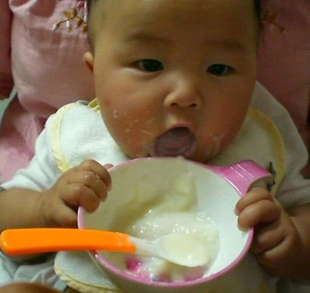 五个月宝宝添加辅食得了肾结石,3个月孩子吃辅食得肾结石