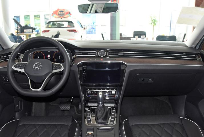 30天卖出23749台的大众迈腾,油耗5.8L,实力超凯美瑞