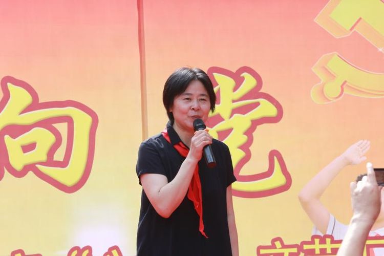 咸阳彩虹美博学校升国旗,咸阳彩虹美博学校高中