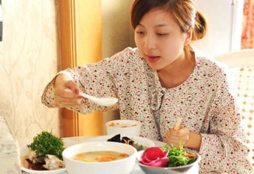 坐月子能不能洗头洗澡头发好痒,坐月子能不能洗头吹风