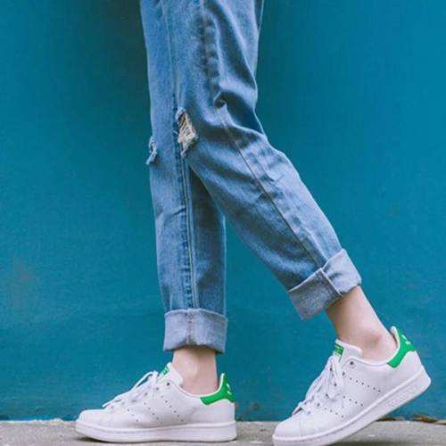 小白运动鞋配什么穿更好看,小白鞋和运动鞋哪个适合运动