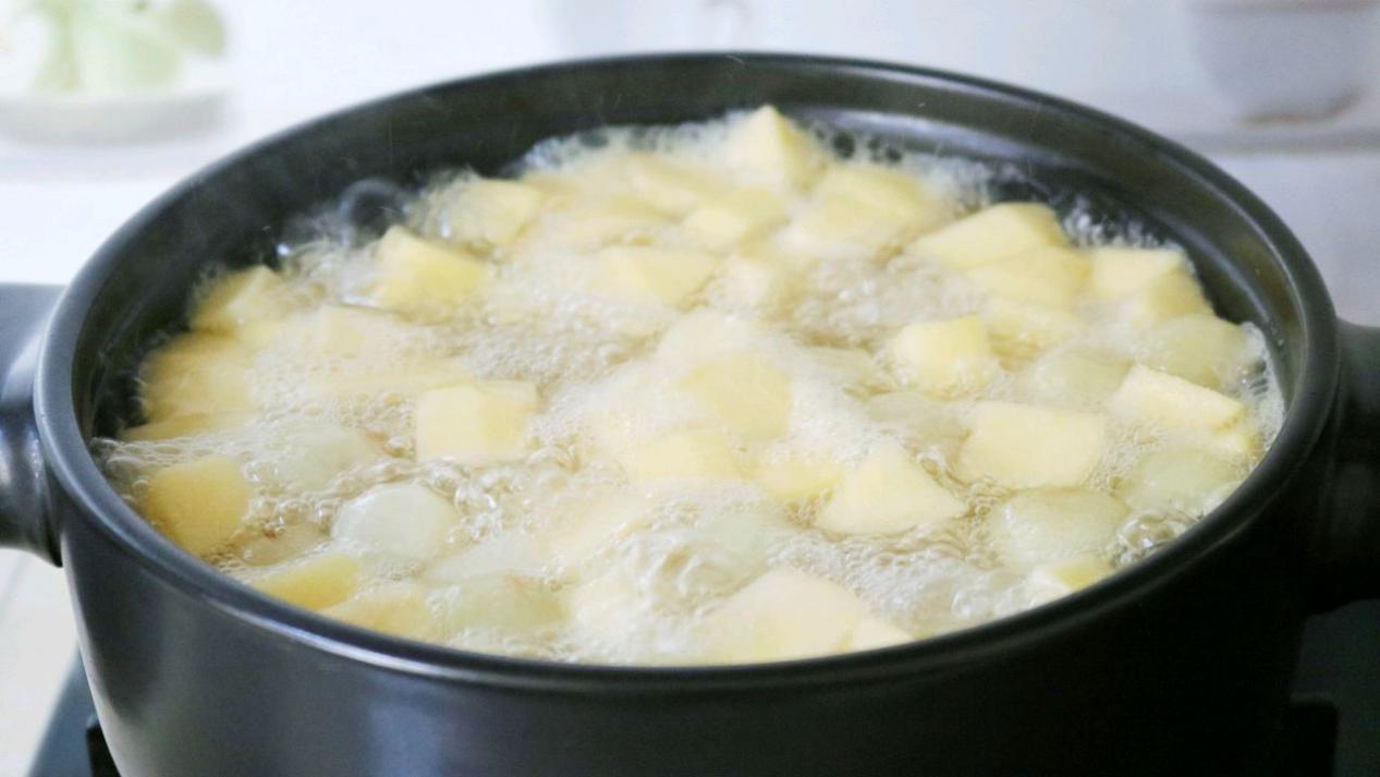 自己做水果糖水，甜甜的味道真好喝，没有添加更健康