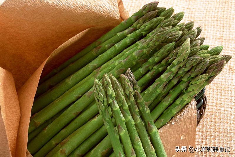 买芦笋是大的好还是小的好,买芦笋时选白色的还是绿色的