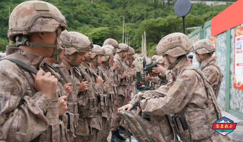 解放军新型迷彩单兵装备,从头到脚全副武装