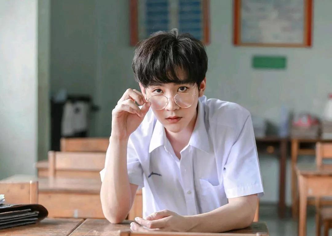 男生太内向怎么办,男生比较内向不善于沟通怎么聊天