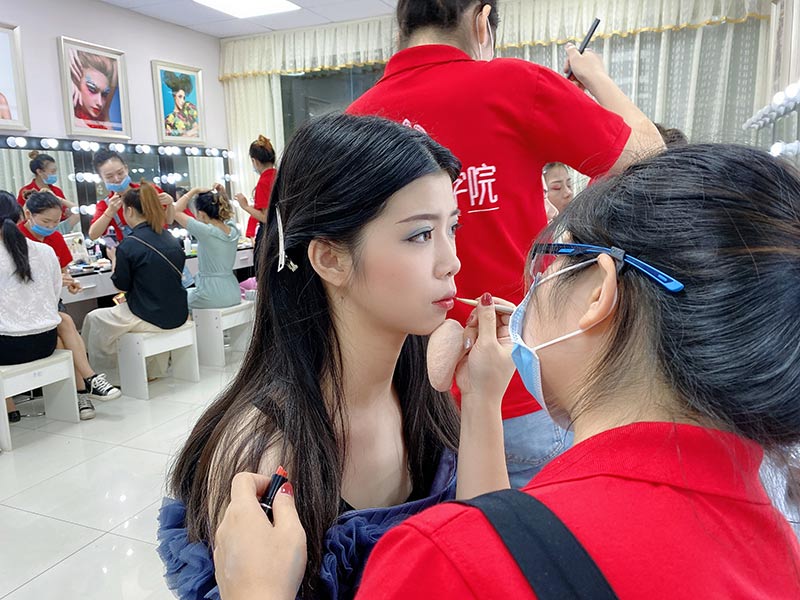韶关化妆培训学校学费,成都化妆培训学校学费