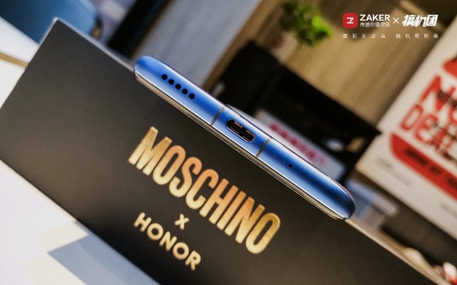 挖孔屏好用吗，相机自带8倍镜，能玩英雄联盟：荣耀V20体验