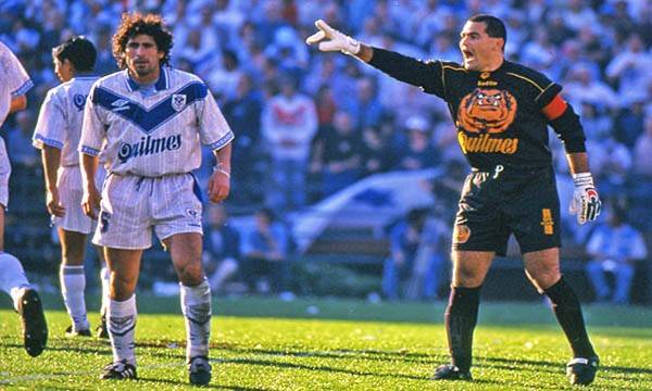 他是世界足坛最早尝试“门卫”踢法的门将，但远离了欧洲主流视角