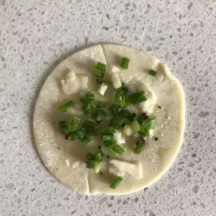 多余的饺子皮、馄饨皮千万不要扔，简单处理一下，秒变美味小吃