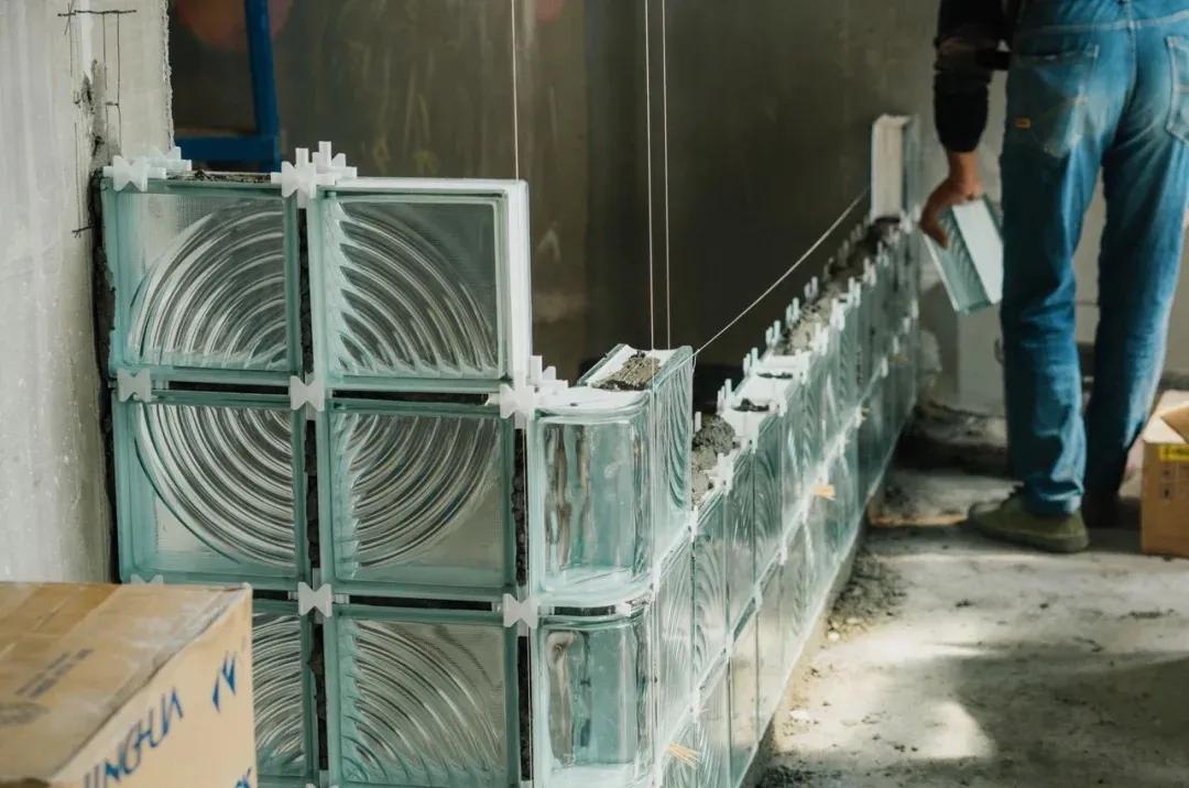 卫生间玻璃隔断效果图长虹玻璃,办公桌隔断长虹玻璃效果图