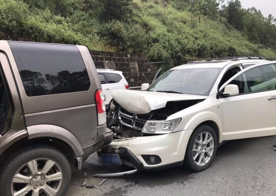 车速120怎么躲避障碍物,高速路遇到障碍物怎么行驶