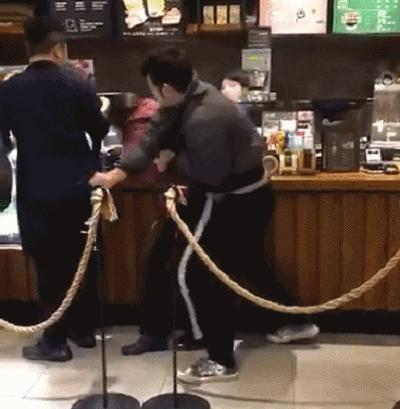 品牌IP火到你不敢认，星巴克“猫爪杯”竟能卖到1348元